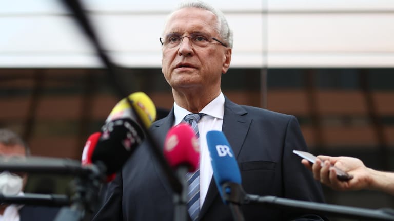 Bayerns Innenminister Joachim Herrmann informiert über die Tat: Es könnte sich um einen islamistisch motivierten Anschlag gehandelt haben.