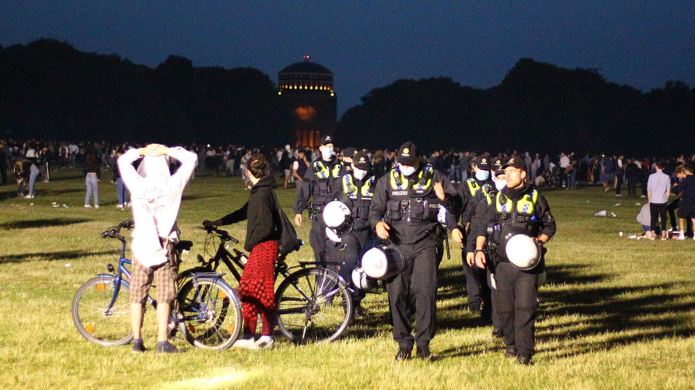Die Polizei war mit einem Großaufgebot im Hamburger Stadtpark: In der Nacht von Freitag auf Samstag haben erneut Tausende von Jugendlichen gefeiert und dabei Corona-Auflagen wie die Abstandsregel weitgehend missachtet.