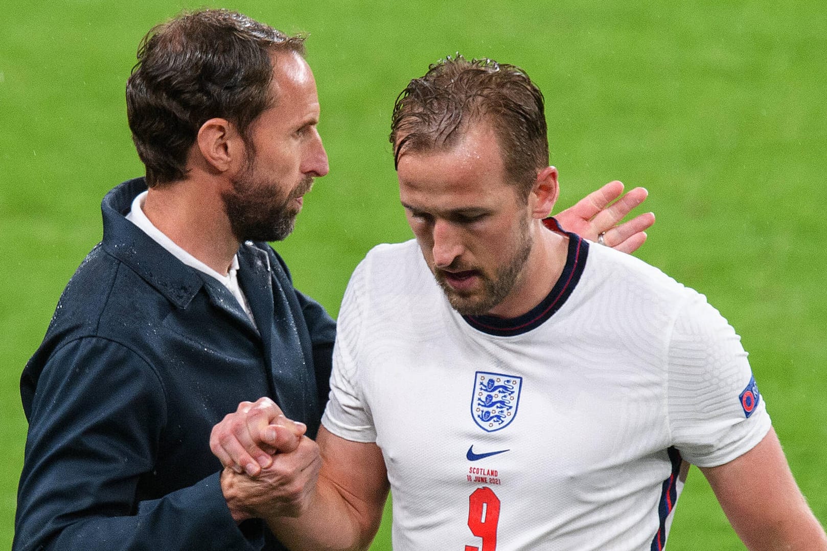 Das Gesicht des englischen Teams: Kapitän Harry Kane (re.) wird nach enttäuschender Leistung gegen Schottland ausgewechselt.