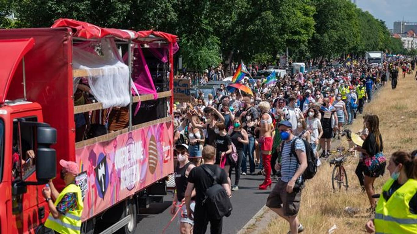 Teilnehmer der "CSD Berlin Pride" auf dem Weg zum Alexanderplatz.