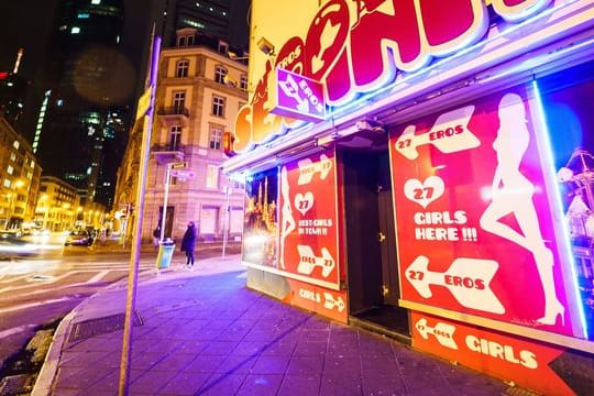 Blick auf das Bordell "Sex Inn" im Bahnhofsviertel (Archivbild): Die Etablissements dürfen wieder öffnen.