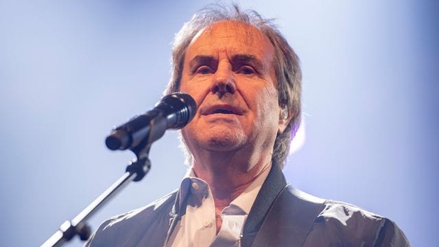 Im Fußballstadion ist Chris de Burgh entfesselt.