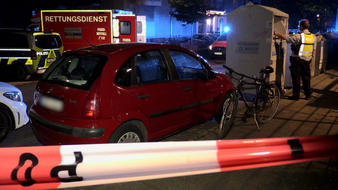 Der Einsatzort an der Lippestraße: Die Polizei hat vor Ort Ermittlungen eingeleitet und Spuren an dem Altkleidercontainer gesichert.