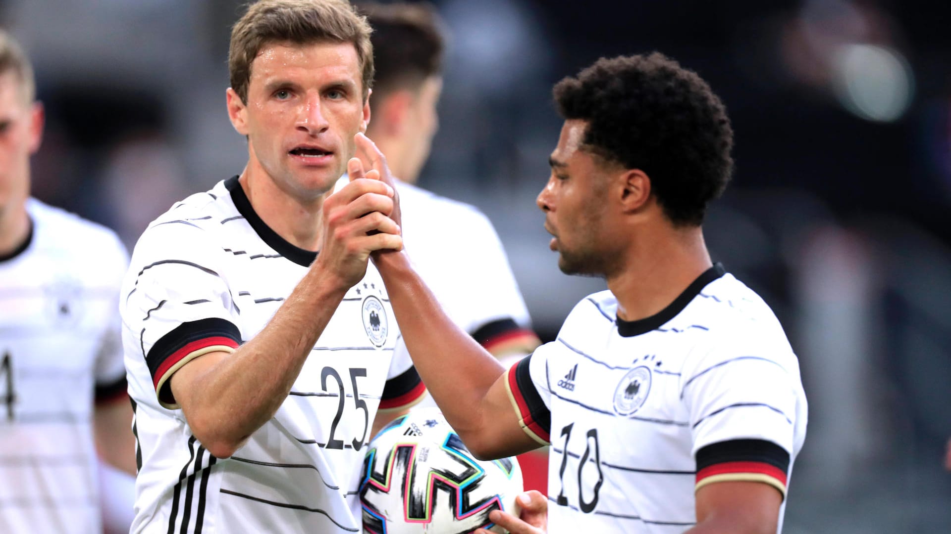 Thomas Müller (links) und Serge Gnabry: Das sagen die DFB-Stürmer vor dem Achtelfinal-Kracher gegen England.