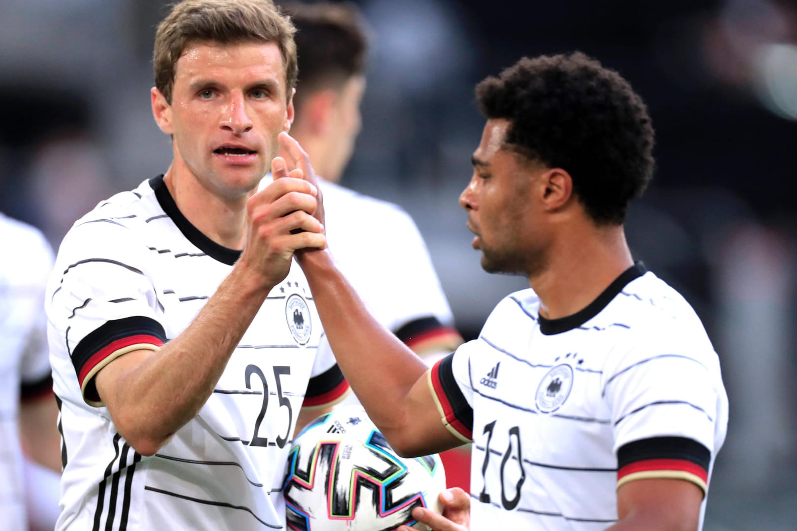 Thomas Müller (links) und Serge Gnabry: Das sagen die DFB-Stürmer vor dem Achtelfinal-Kracher gegen England.