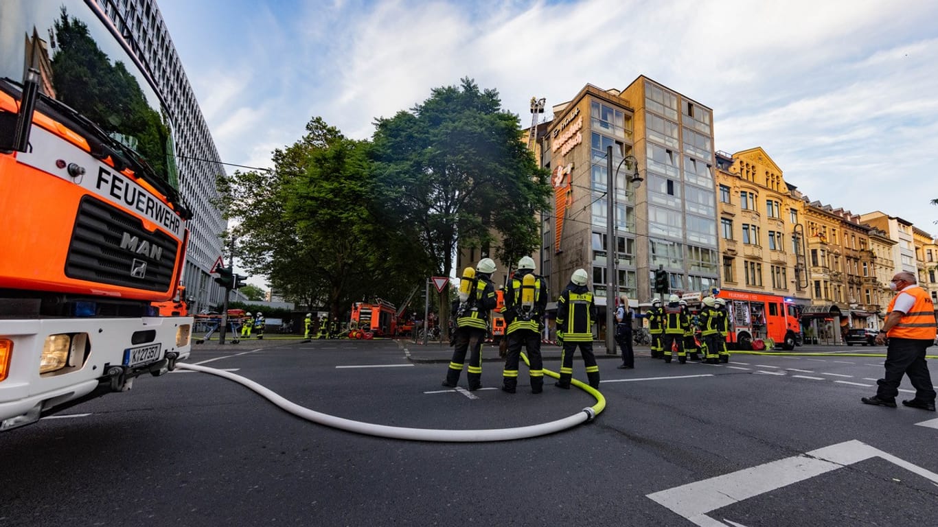 Die Feuerwehr Köln auf der Kreuzung an der Aachener Straße: Das Dach eines Mehrfamilienhauses hat hier Feuer gefangen und musste gelöscht werden.