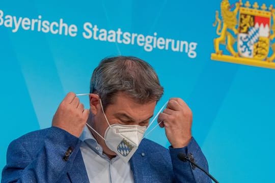 Markus Söder (CSU) kommt zu einer Pressekonferenz