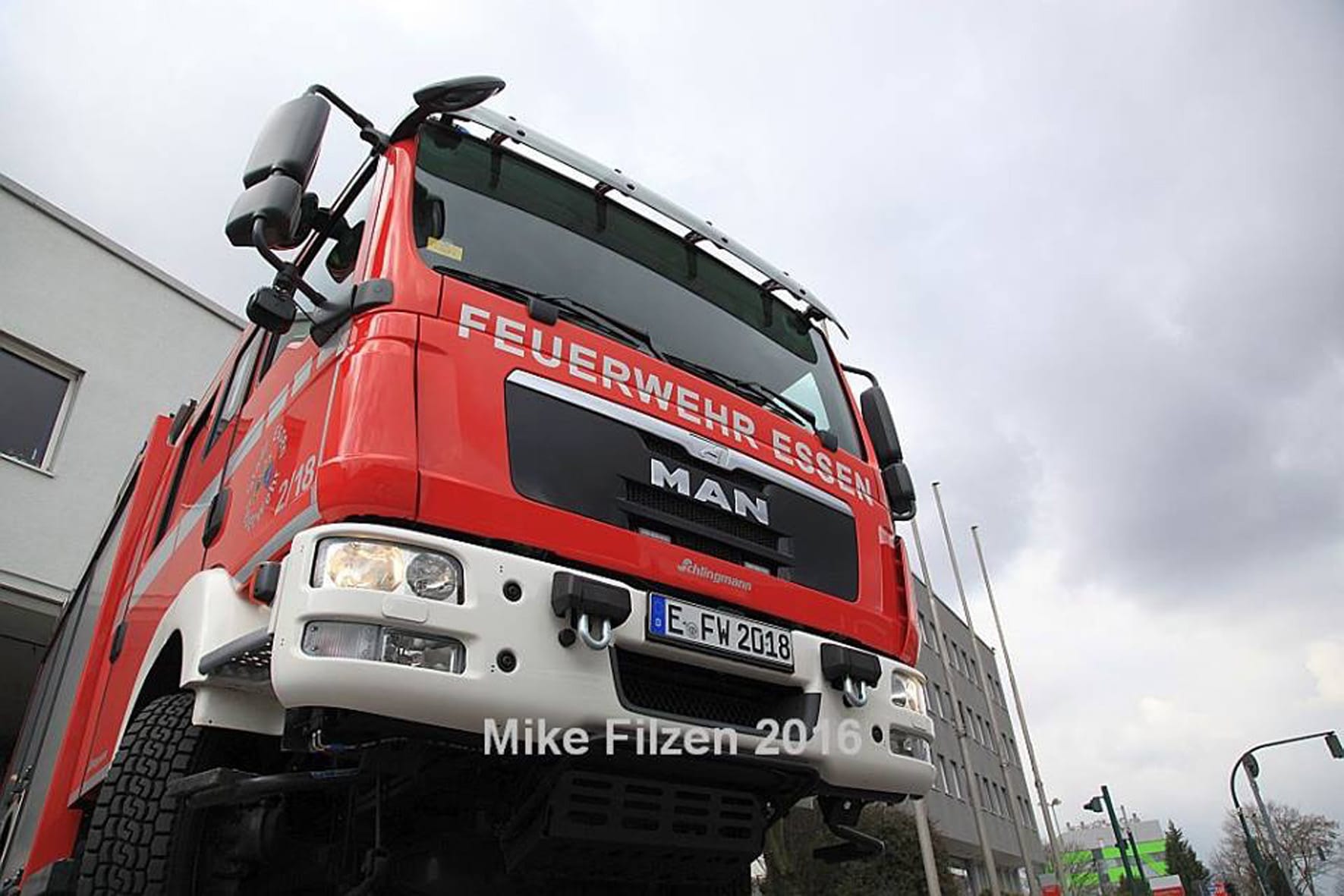 Ein Feuerwehrauto der Feuerwehr Essen (Archivbild): Ein junger Mann hat sich verletzt, als er Hunde aus einem Feuer rettete.