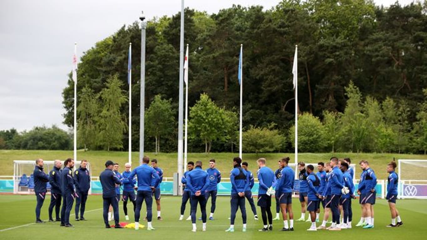Die Spieler der englischen Nationalmannschaft hören einer Ansprache des Trainers während einer Trainingseinheit zu.