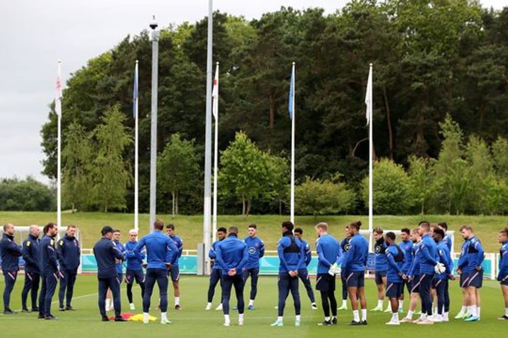 Die Spieler der englischen Nationalmannschaft hören einer Ansprache des Trainers während einer Trainingseinheit zu.
