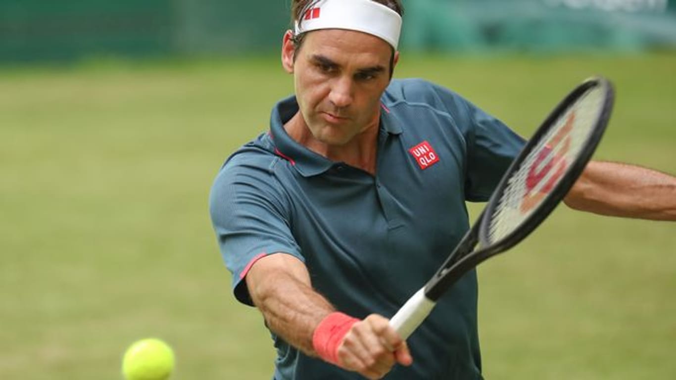 Roger Federer spielt eine Rückhand.