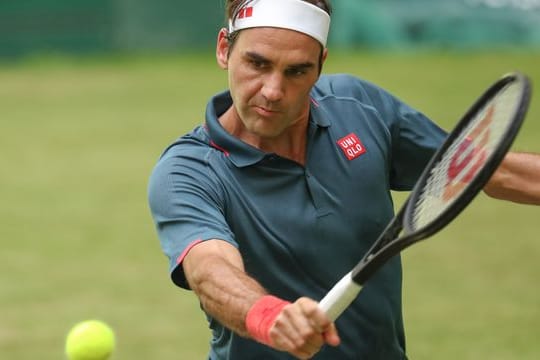 Roger Federer spielt eine Rückhand.