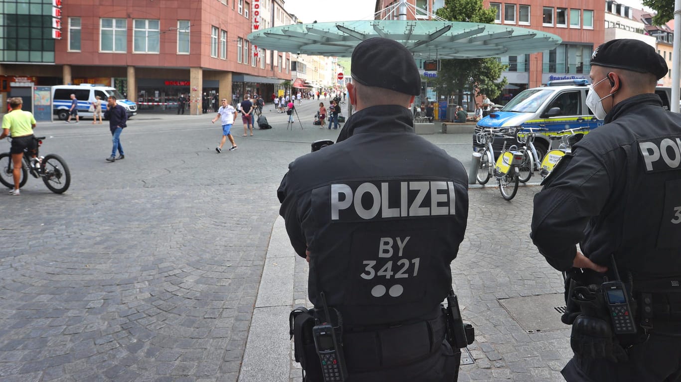Polizisten in der Innenstadt von Würzburg: Dort hat ein Mann am Vortag wahllos Menschen mit einem Messer attackiert.