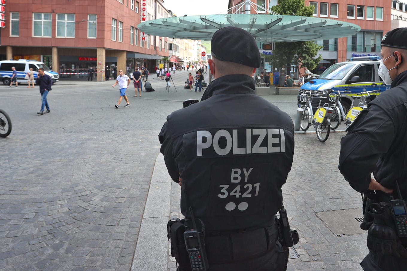 Polizisten in der Innenstadt von Würzburg: Dort hat ein Mann am Vortag wahllos Menschen mit einem Messer attackiert.