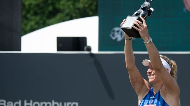 Angelique Kerber hält nach ihrem Sieg den Pokal hoch.