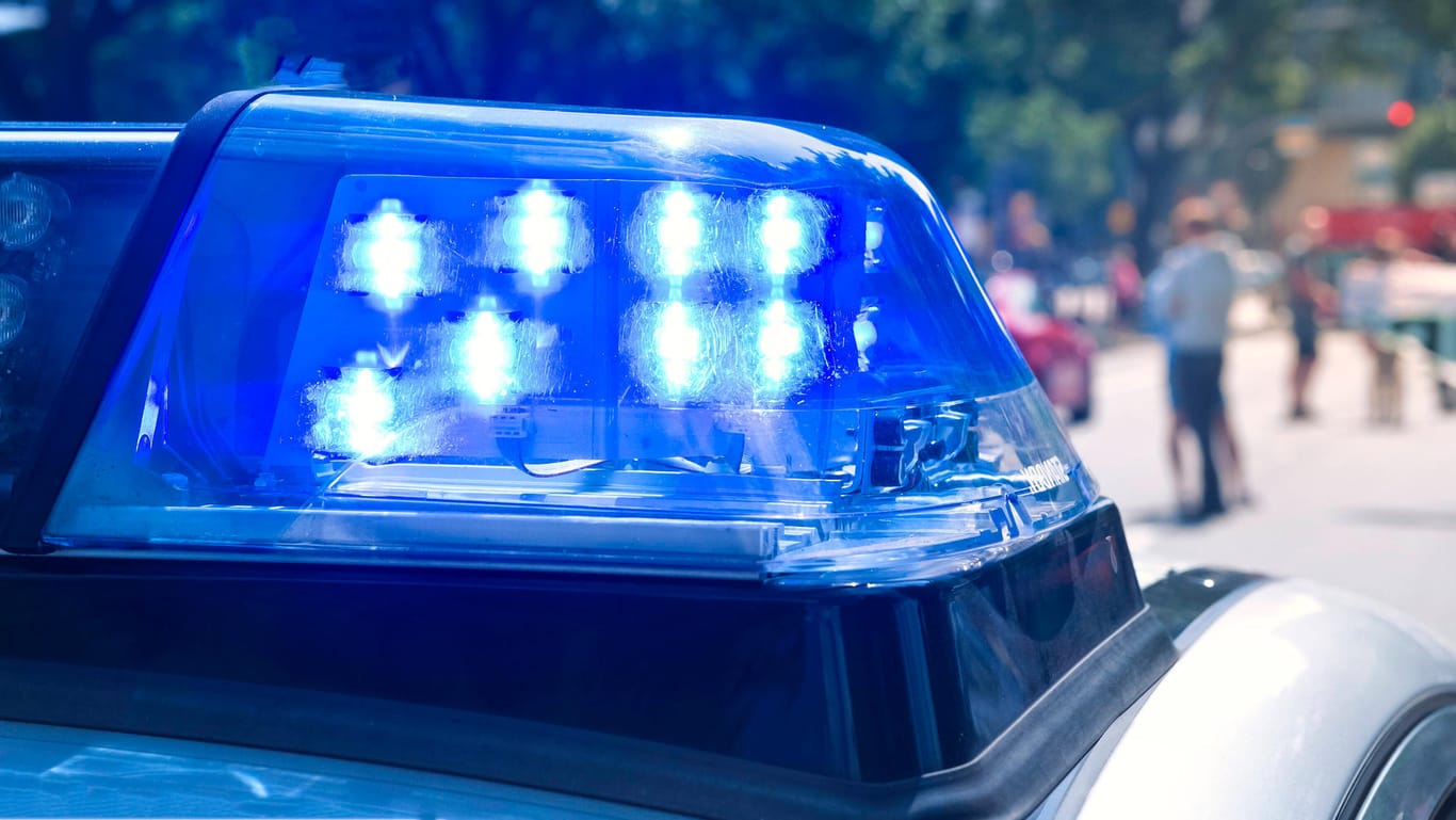 Das Blaulicht eines Fahrzeuges der Polizei (Symbolbild): Die Beamten hatten die Bevölkerung um Hinweise gebeten.