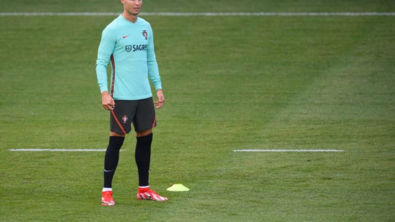 Portugals Cristiano Ronaldo steht während einer Trainingseinheit auf dem Feld.