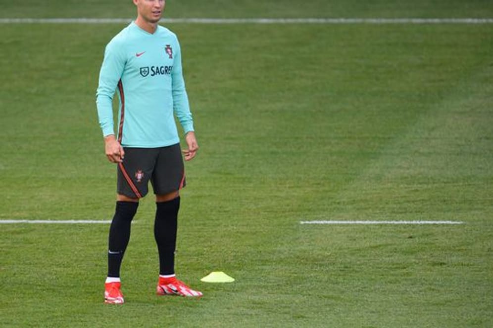 Portugals Cristiano Ronaldo steht während einer Trainingseinheit auf dem Feld.