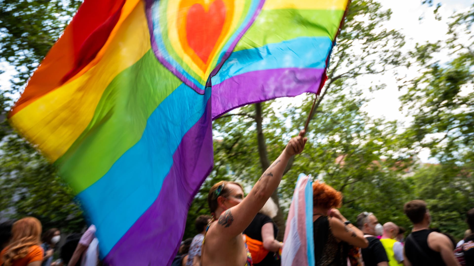 Ein Teilnehmer trägt eine Regenbogenfarbene Flagge mit einem Herz: 9.500 Demonstrierende waren angemeldet.