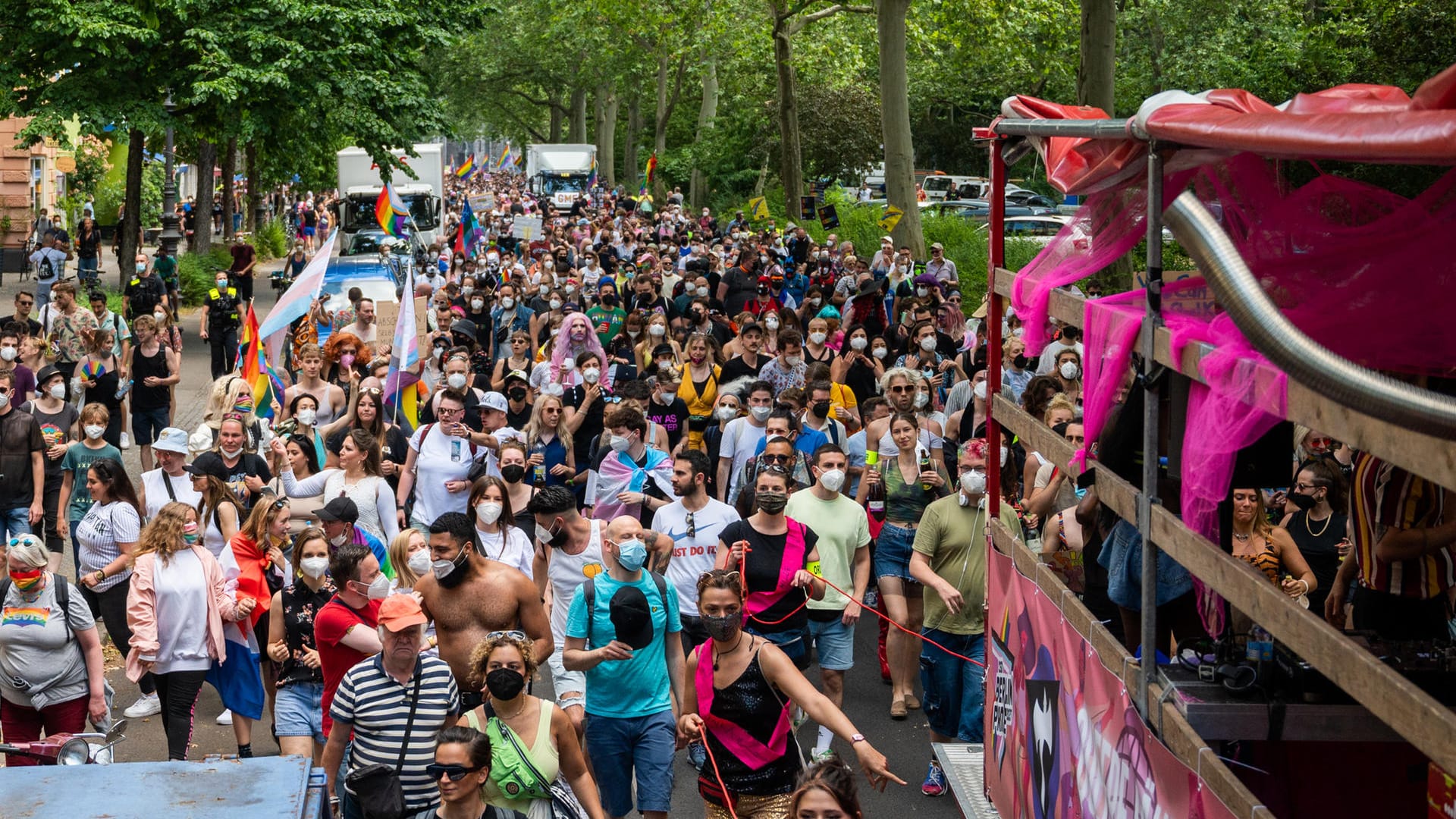 Teilnehmer der "CSD Berlin Pride" gehen als Sterndemo durch Berlin in Richtung Alexanderplatz: Der Christopher Street Day (CSD) soll an die Rechte von Lesben, Schwulen, Bisexuellen, Transgender, Intersexuellen und queeren Menschen erinnern. Teilnehmer der "CSD Berlin Pride" gehen als Sterndemo durch Berlin in Richtung Alexanderplatz: Der Christopher Street Day (CSD) soll an die Rechte von Lesben, Schwulen, Bisexuellen, Transgender, Intersexuellen und queeren Menschen erinnern.