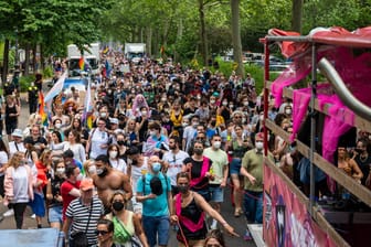 Teilnehmer der "CSD Berlin Pride" gehen als Sterndemo durch Berlin in Richtung Alexanderplatz: Der Christopher Street Day (CSD) soll an die Rechte von Lesben, Schwulen, Bisexuellen, Transgender, Intersexuellen und queeren Menschen erinnern.