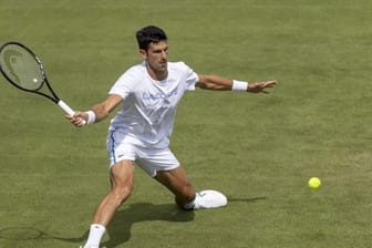 Der Serbe Novak Djokovic beim Training vor dem Start des Grand-Slam-Turniers in Wimbledon.