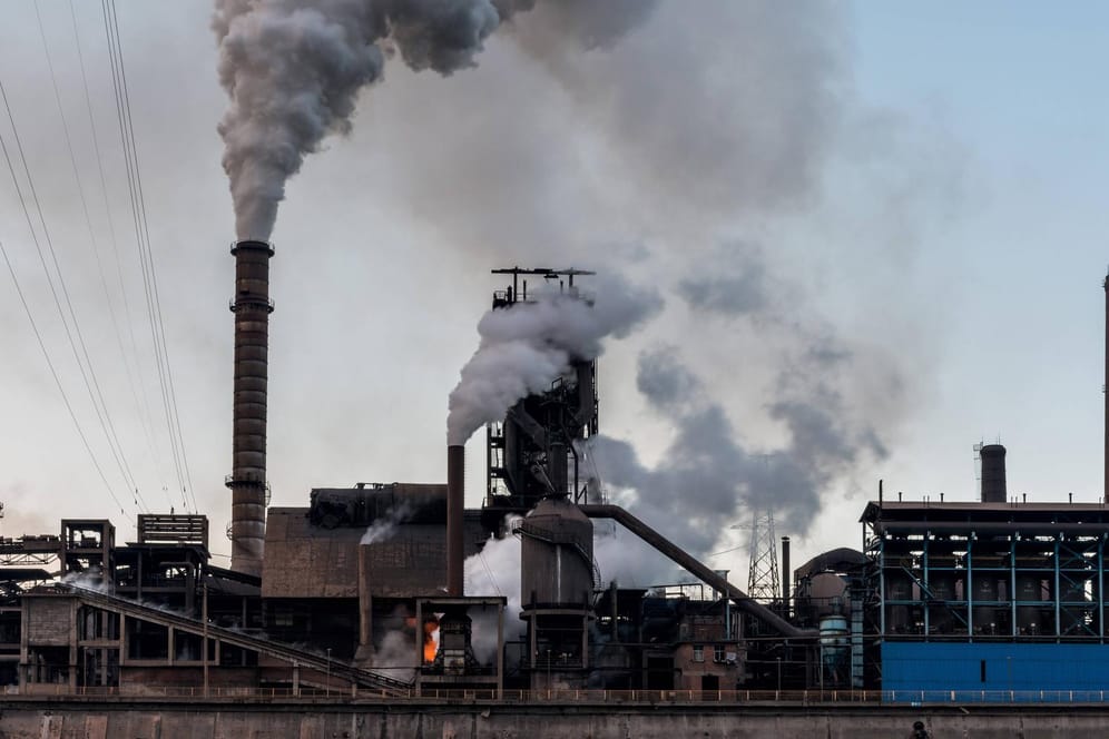 Rauchende Schlote eines Stahlwerks in China: "Die EU muss mit den USA einen überregionalen und am besten globalen Klimaklub anstreben".