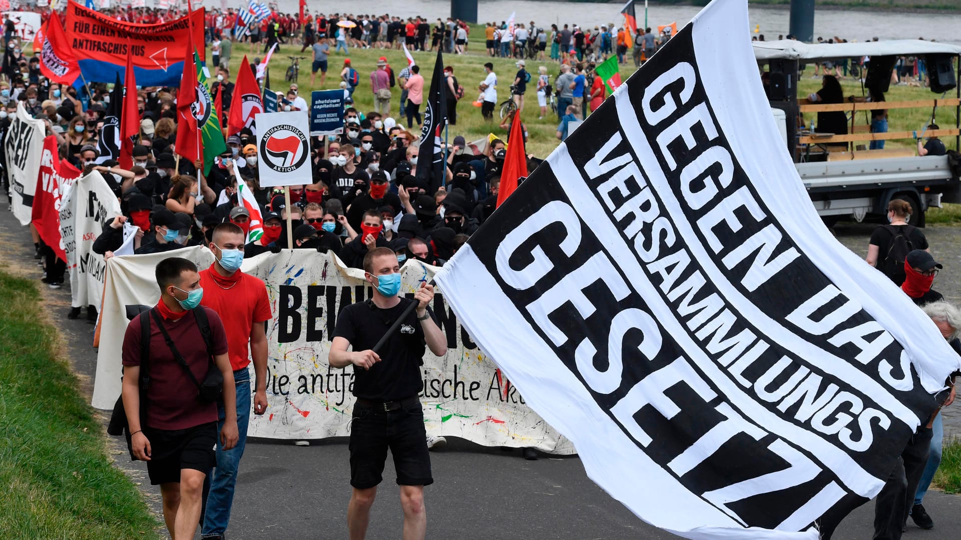 Teilnehmer der Demonstration: Mehrere tausend Demonstranten nahmen an einem Protestzug gegen das geplante Versammlungsgesetz für Nordrhein-Westfalen teil.