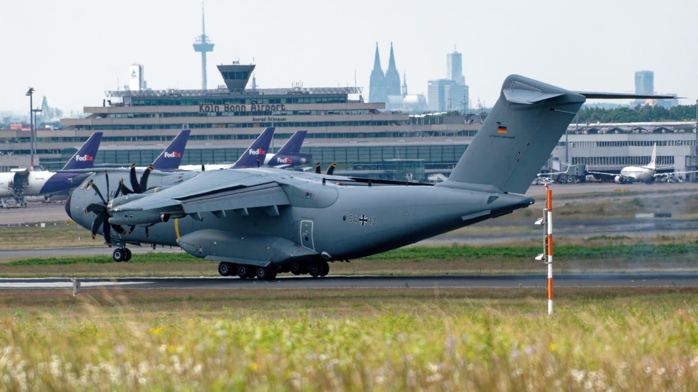 Ein Airbus A400M der Bundeswehr landet auf dem Flughafen Köln Bonn: An Bord waren drei Schwerverletzte und jene, die liegend transportiert werden mussten.