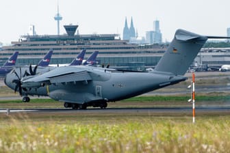 Ein Airbus A400M der Bundeswehr landet auf dem Flughafen Köln Bonn: An Bord waren drei Schwerverletzte und jene, die liegend transportiert werden mussten.