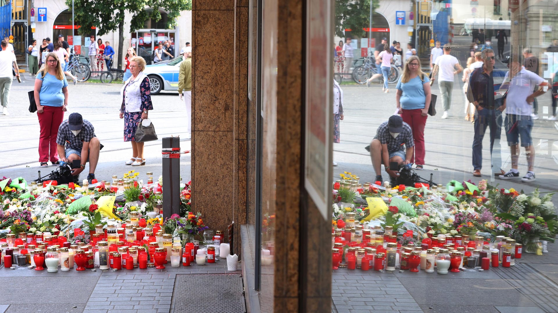 Würzburg nach der Messerattacke: Zahlreiche Menschen haben Kerzen und Blumen an den Tatort gebracht.