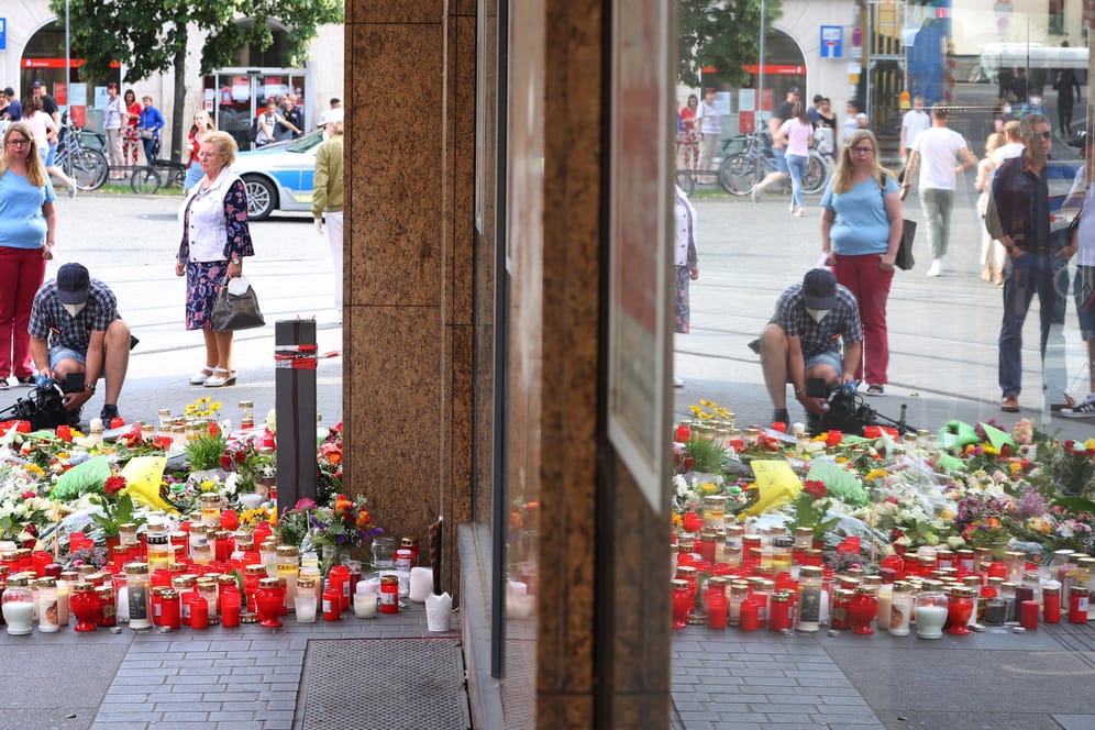 Würzburg nach der Messerattacke: Zahlreiche Menschen haben Kerzen und Blumen an den Tatort gebracht.