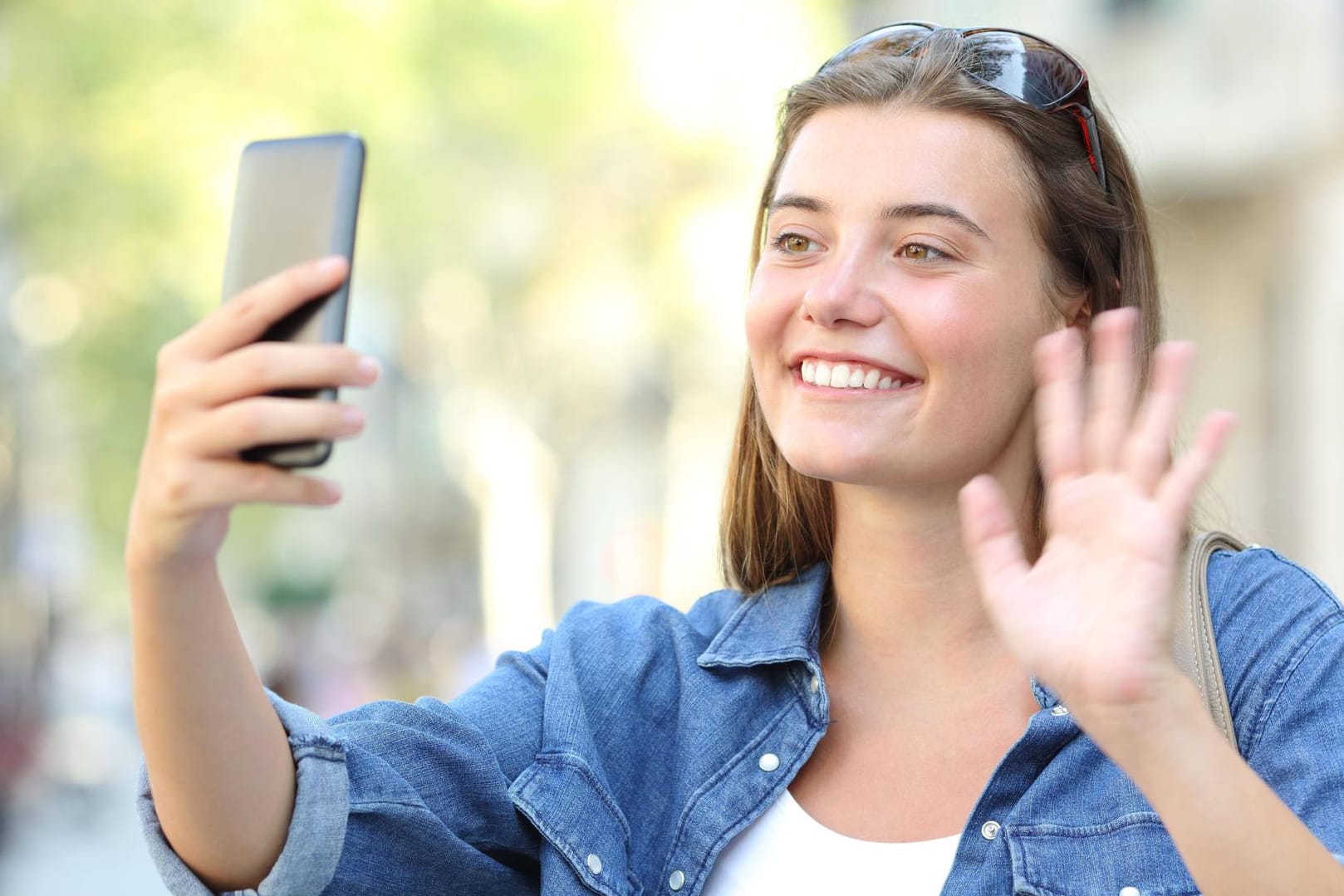 Eine Frau telefoniert über einen Videodienst: Anrufe verbrauchen Datenvolumen.