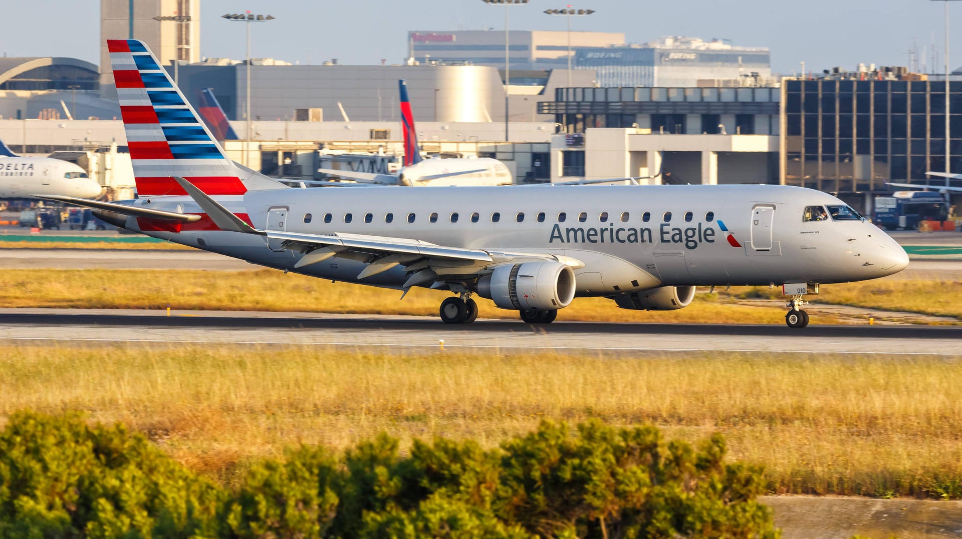 Ein Flugzeug des Typs Embraer 175: Aus einer solchen Maschine ist ein Mann in Los Angeles gesprungen.