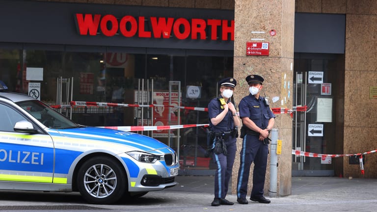Polizisten stehen vor abgesperrten Geschäft: Der Täter attackierte Frauen in einem Kaufhaus.