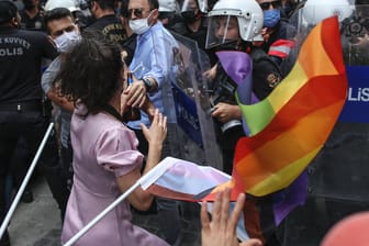 Türkische Polizeibeamte gehen gegen Teilnehmer einer Demonstration in Istanbul vor, die mehr Rechte der LGBTQ-Gemeinschaft fordern.