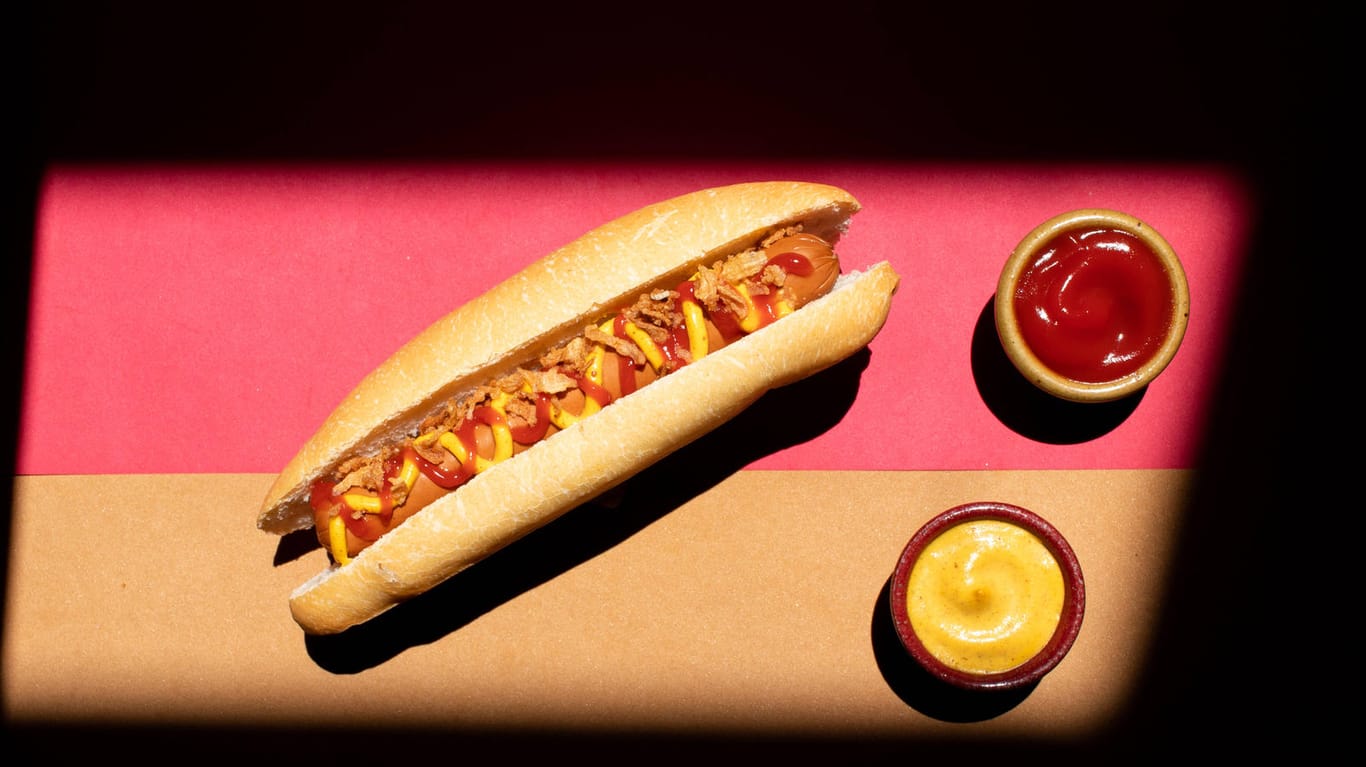 Hotdogs sind ein beliebtes Essen in den USA (Symbolbild). Ein Gast gab jetzt dafür 16.000 Dollar Trinkgeld.