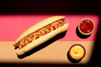 Hotdogs sind ein beliebtes Essen in den USA (Symbolbild). Ein Gast gab jetzt dafür 16.000 Dollar Trinkgeld.