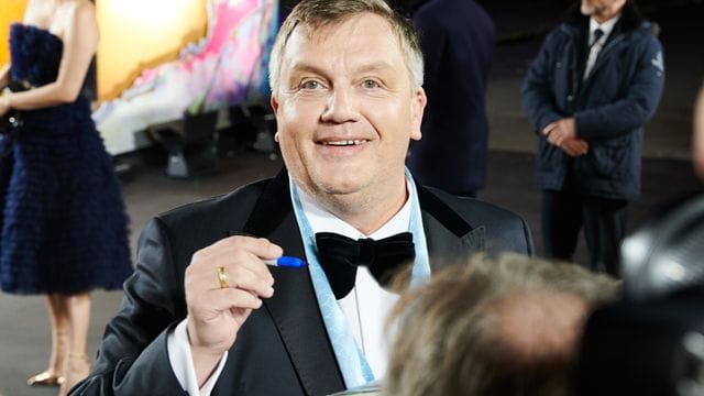 Hape Kerkeling, Entertainer, Komiker, Autor und Schauspieler, liebt seine Katzen - sie kommen in den Genuss von Massagen und Telefonaten.