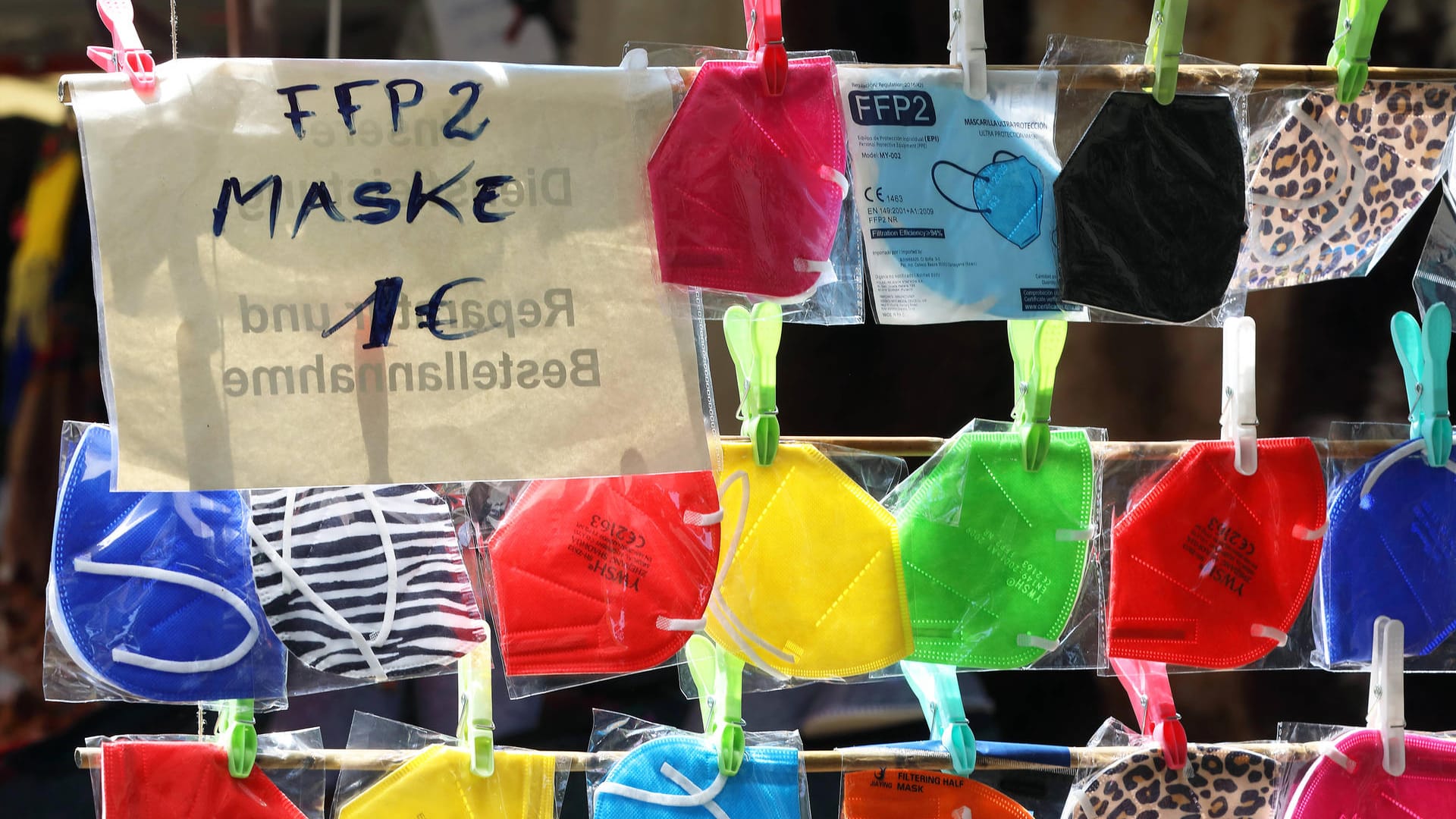 FFP2-Masken in bunten Farben (Symbolbild). Die Infektions- und Todeszahlen sind weiter am Sinken. FFP2-Masken in bunten Farben (Symbolbild). Die Infektions- und Todeszahlen sind weiter am Sinken.