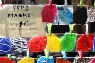 FFP2-Masken in bunten Farben (Symbolbild). Die Infektions- und Todeszahlen sind weiter am Sinken.