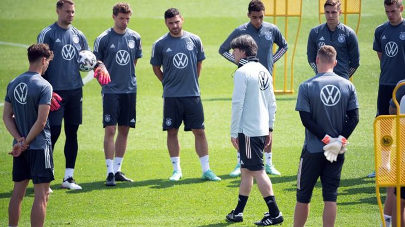 Bundestrainer Joachim Löw tüftelt mit seinen Spielern am Matchplan gegen England.