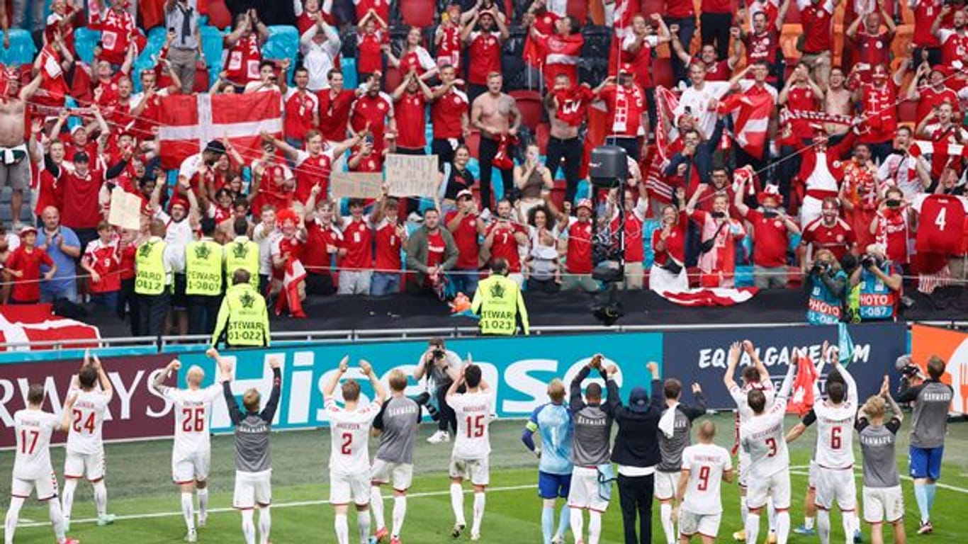 Die dänische Mannschaft feierte den Viertelfinaleinzug mit den Fans.