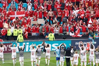 Die dänische Mannschaft feierte den Viertelfinaleinzug mit den Fans.