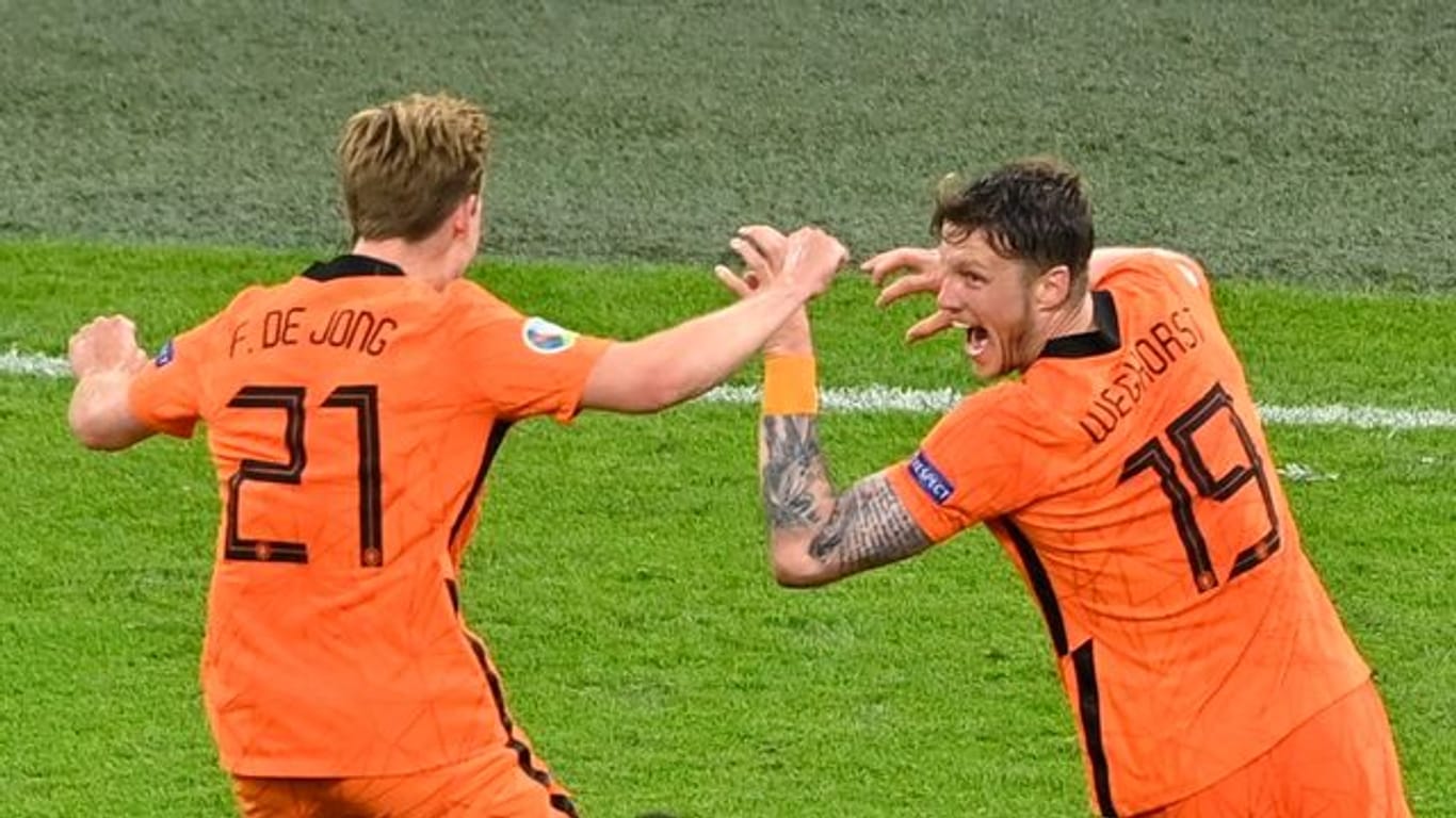 Die Niederländer um Frenkie de Jong (l) und Wout Weghorst wollen ins EM-Viertelfinale.