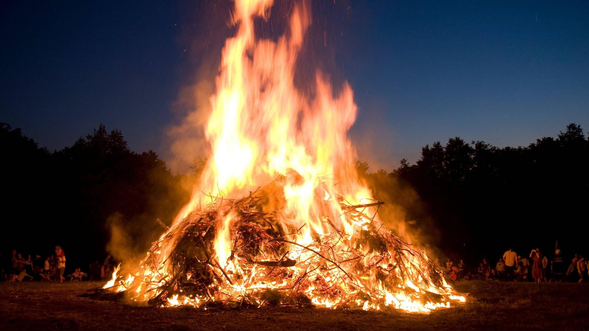 Ein Lagerfeuer, wie es bei Sonnenwendfeiern angezündet wird (Symbolbild). In Bautzen kam es zu einer gefährlichen Verpuffung. Ein Lagerfeuer, wie es bei Sonnenwendfeiern angezündet wird (Symbolbild). In Bautzen kam es zu einer gefährlichen Verpuffung.