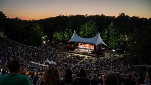 Die Berliner Philharmoniker geben ein Konzert in der Waldbühne