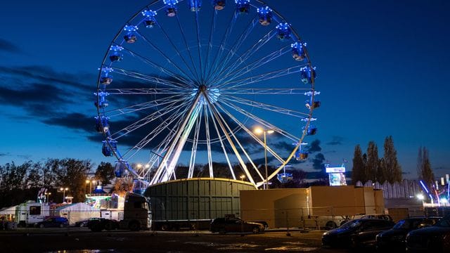Ein Riesenrad leuchtet am Abend auf dem Schützenplatz in Hannover Ein Riesenrad leuchtet am Abend auf dem Schützenplatz in Hannover