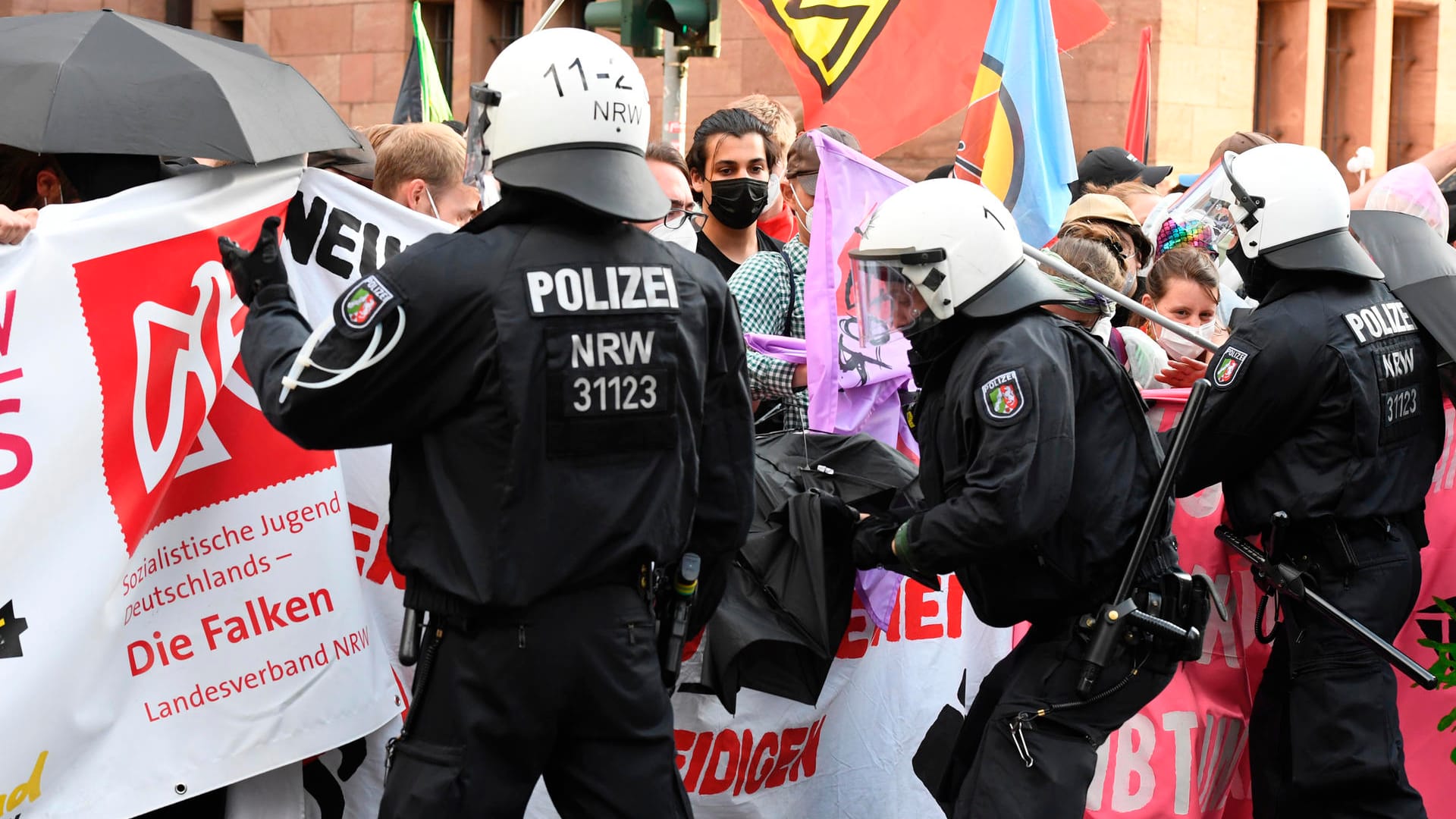 Polizisten kesseln einen Teil der Demonstranten, die gegen das geplante Versammlungsgesetz in Nordrhein-Westfalen protestieren, ein: Es kam zu mehreren Strafanzeigen. Polizisten kesseln einen Teil der Demonstranten, die gegen das geplante Versammlungsgesetz in Nordrhein-Westfalen protestieren, ein: Es kam zu mehreren Strafanzeigen.