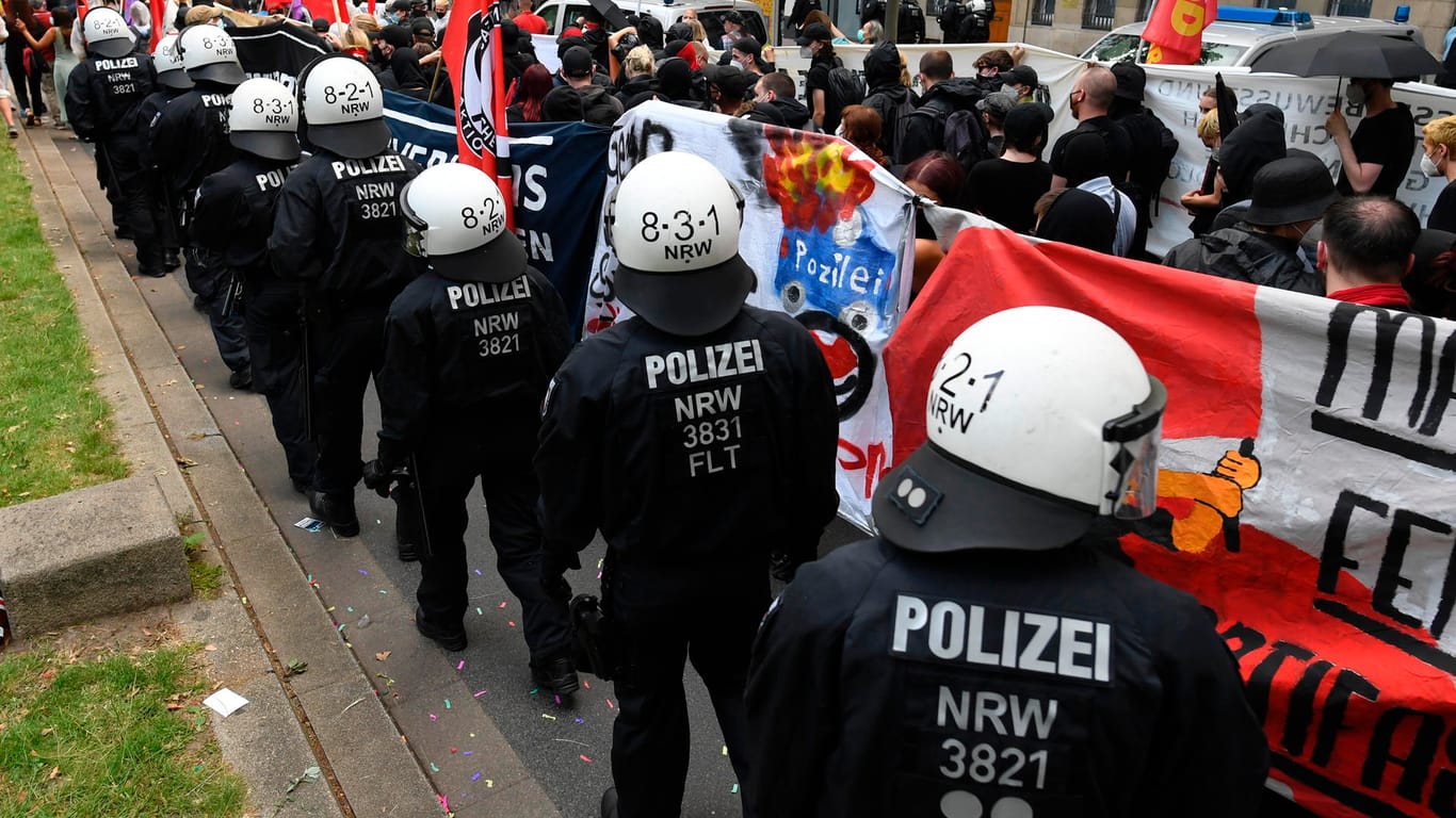 Polizisten begleiten einen Protestzug gegen das geplante Versammlungsgesetz für Nordrhein-Westfalen: Zu der Demonstration hatte ein Bündnis "Versammlungsgesetz NRW stoppen! Grundrechte erhalten" aufgerufen.